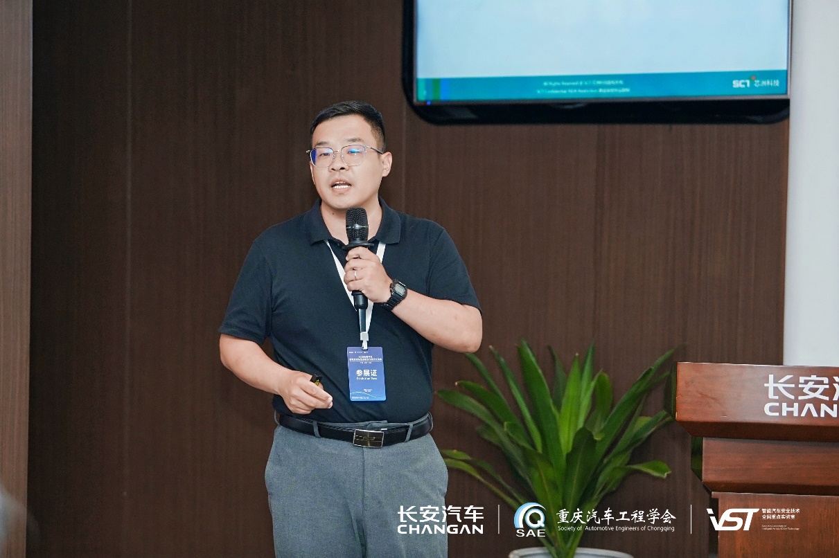 戴帽子的人在电视前AI 天生的内容可能不准确。