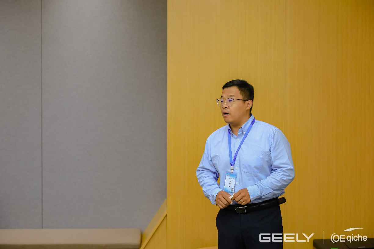 男子站在房间里AI 天生的内容可能不准确。